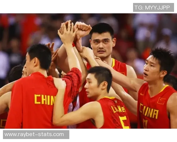 姚明在赛场上被热烈欢呼展现中国篮球的辉煌与希望