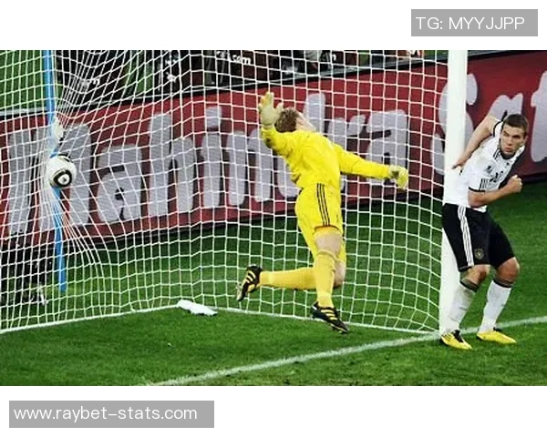 世界杯激战巴萨与曼联0比0神奇扑救引发争议判罚全场沸腾 世界杯激战巴萨与曼联0比0神奇扑救引发争议判罚全场沸腾