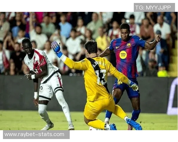 英超激战巴萨与里昂握手言和乌龙球引发全场热议与争议判罚